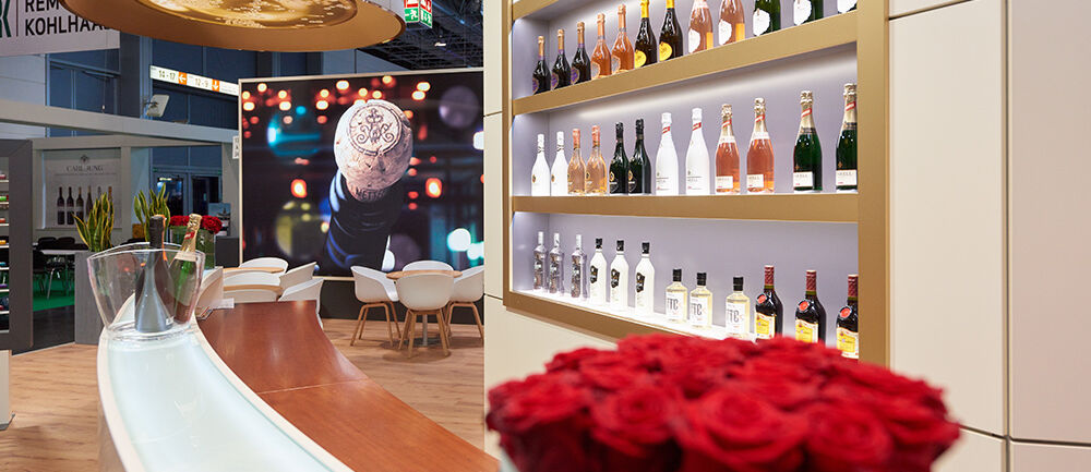 Messestand Henkell Sektkellerei, Messe Prowein, Messebau Isingermerz, Handwerk, Pop-Up-Sektmanufaktur, Theke