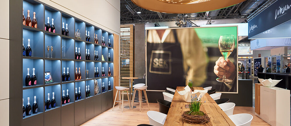 Messestand Henkell Sektkellerei, Messe Prowein, Messebau Isingermerz, Handwerk, Pop-Up-Sektmanufaktur, Messedesign