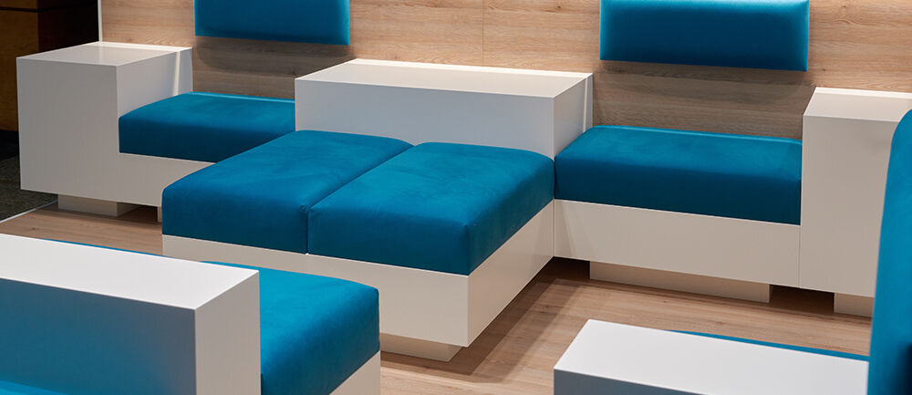 Messestand Deutsche Bank, Messe Finanzsysmposium Mannheim, Messebau ISINGERMERZ, Standentwickler, Standbauer, Möbel