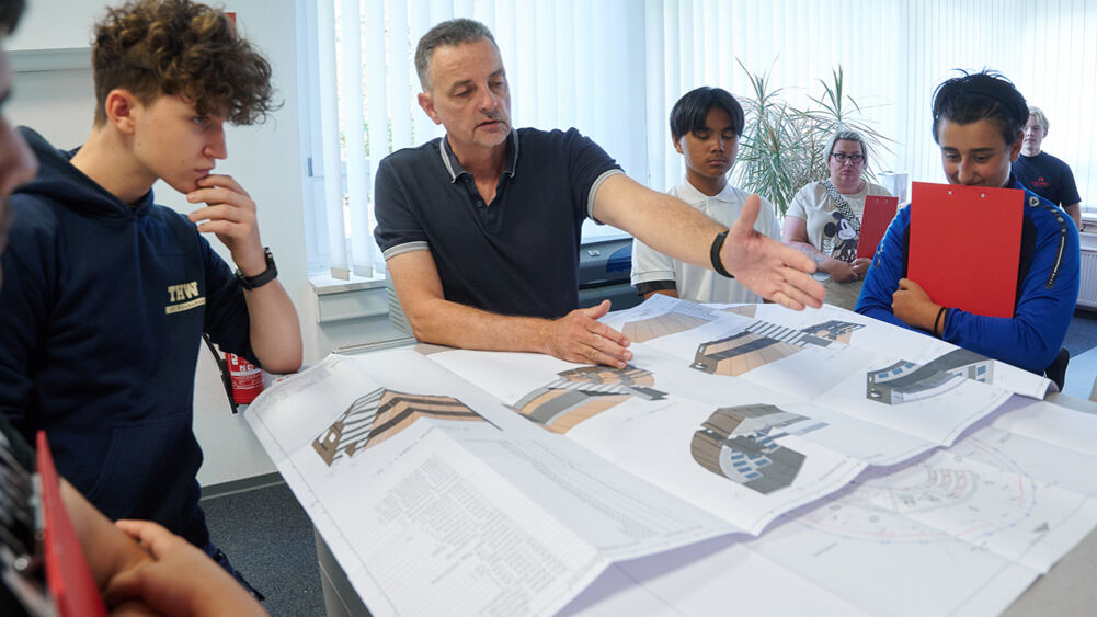 Betriebsbesichtigung, Ausbildung, Tischler, Schreiner, Messebau, Isingermerz, Wiesbaden, Job, Handwerk, Karriere, Arbeitsvorbereitung