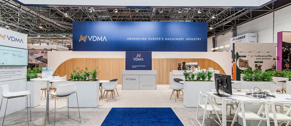 Theken und Lounge Bereich auf dem VDMA Messestand in Düsseldorf