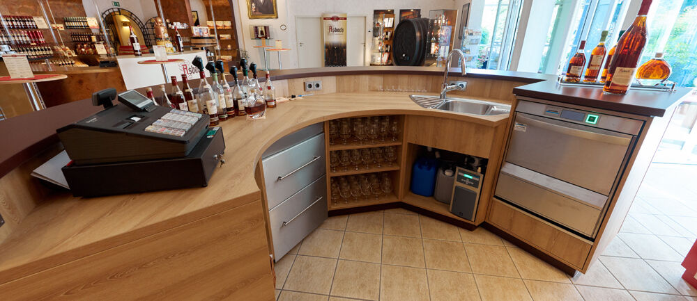 Asbach, Rüdesheim, Shopausbau, Shop-in-Shop, Thekenbau, ISINGERMERZ, Werkstatt, Schreinerei, Thekenbau